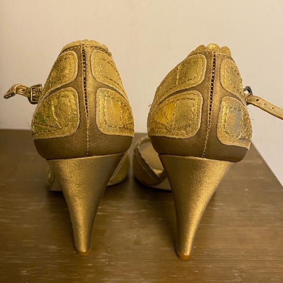 Nicole Miller gold t-strap sandal. - Picture 4 of 7